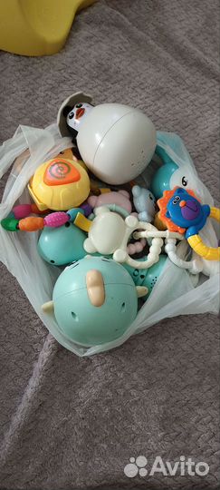 Нагрудник, ванночка, игрушки