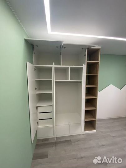 Книжный шкаф