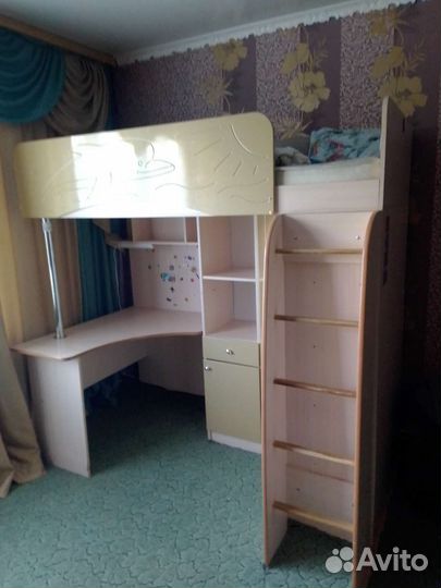 Угловой письменный стол с спальным местом