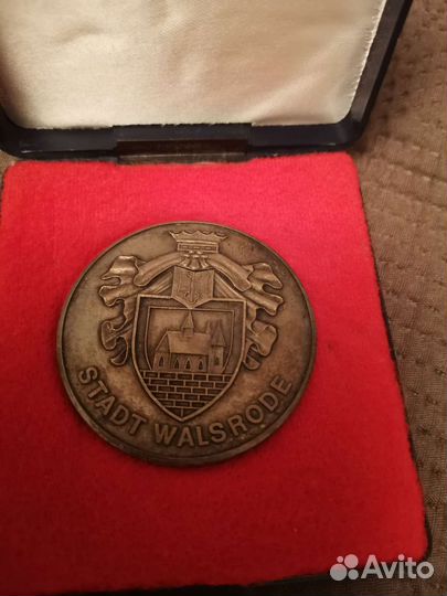 Медаль и тарелочки настенные