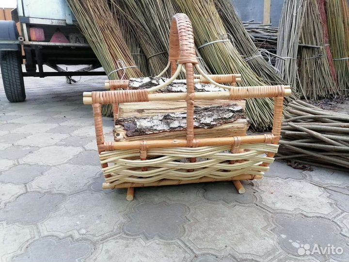 Плетёная дровница для камина