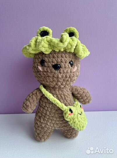 Вязанная игрушка бобёр с шляпкой и сумкой лягушки