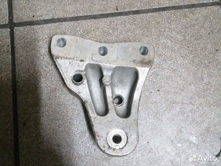 Volkswagen Polo 5 кронштейн крепления двигателя