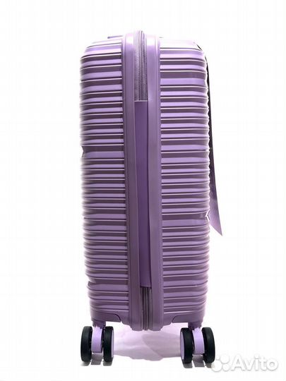 Прочный чемодан на колесах