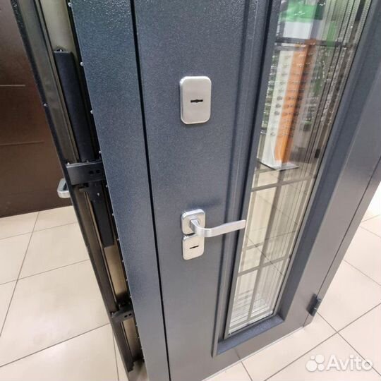 Дверь входная металлическая со стеклом