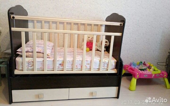 Детская кроватка с маятником и ящиком