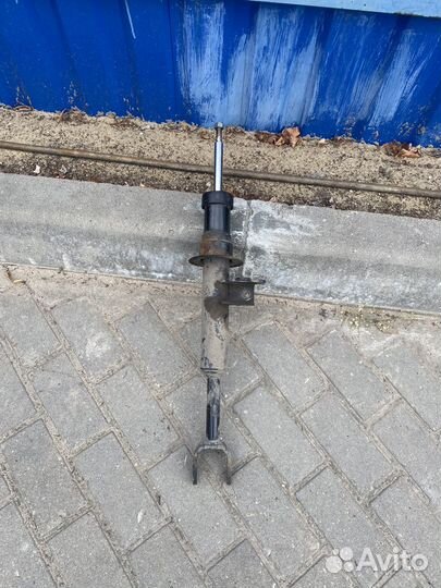 Амортизатор передний правый на bmw f10