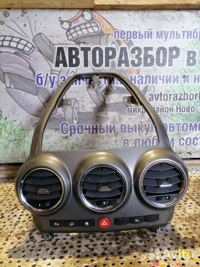 Рамка центральная в торпедо Opel Antara 1