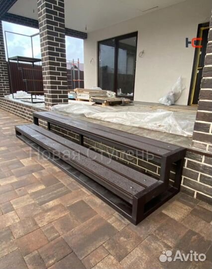 Приставное крыльцо металлическое