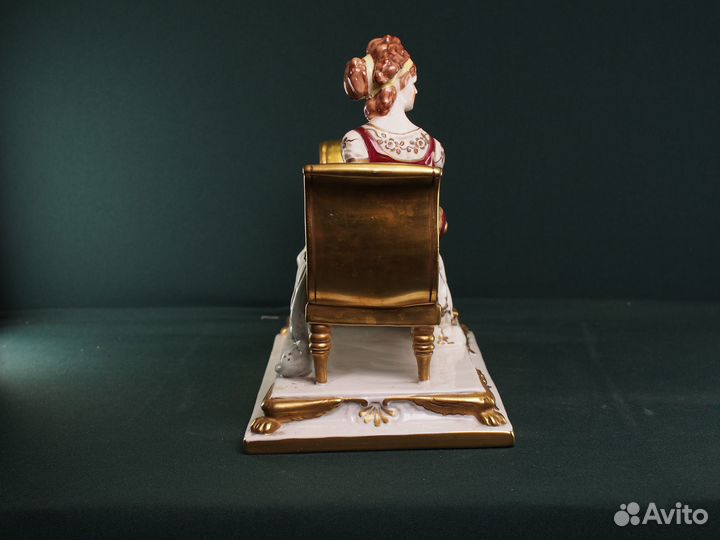 Фарфоровая статуэтка 