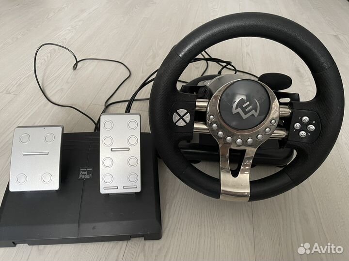 Игровой руль с педалями