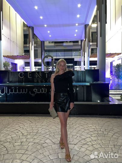 Топ на одно плечо с розой в черном цвете