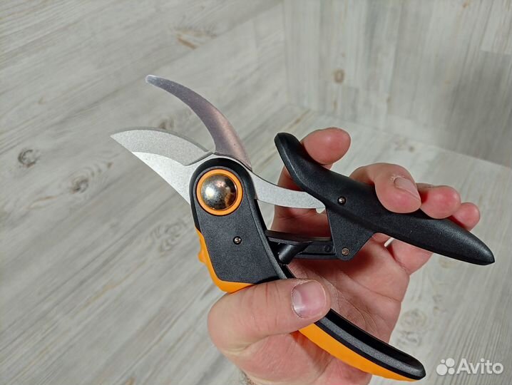 Секатор плоскостной Fiskars Plus PowerLever P721