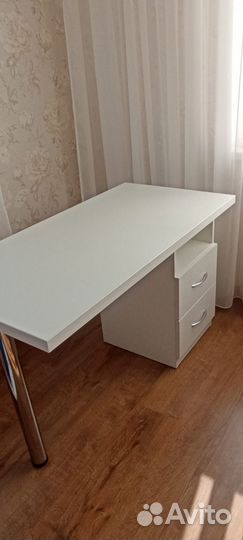 Маникюрный стол