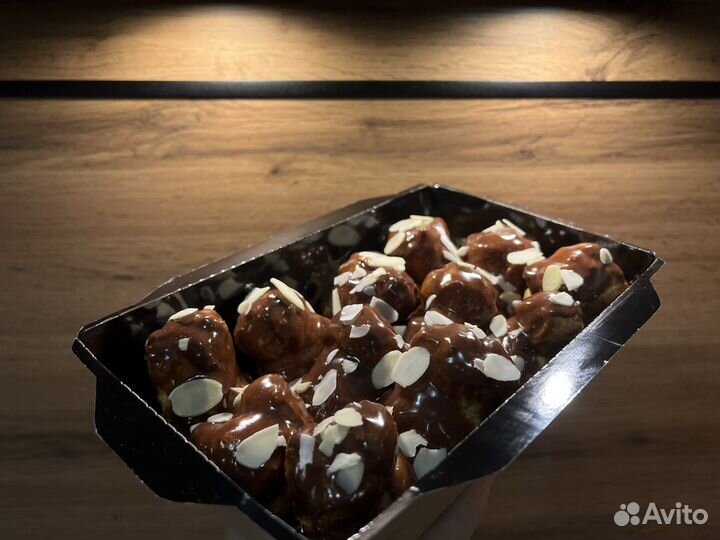 Профитроли под шоколадным соусом