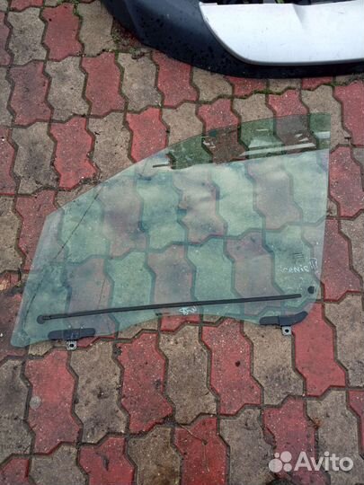 Renault Megane III левое переднее дверное стекло