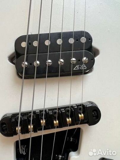 Travel guitar by Max Vinnik Gravity2