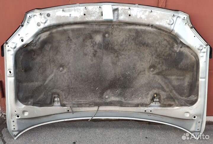 Капот на Toyota Avensis T250
