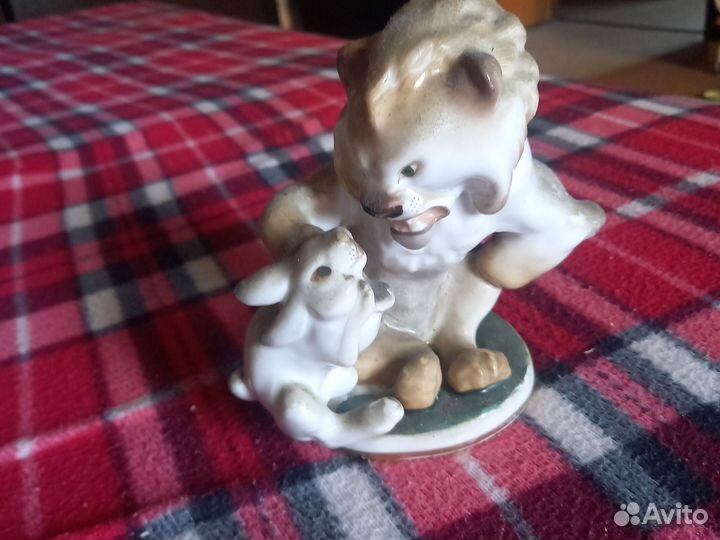 Заяц и лев фигурка целая фарфоровая