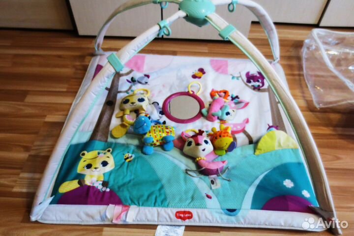 Развивающий коврик и подвесные игрушки Tiny Love