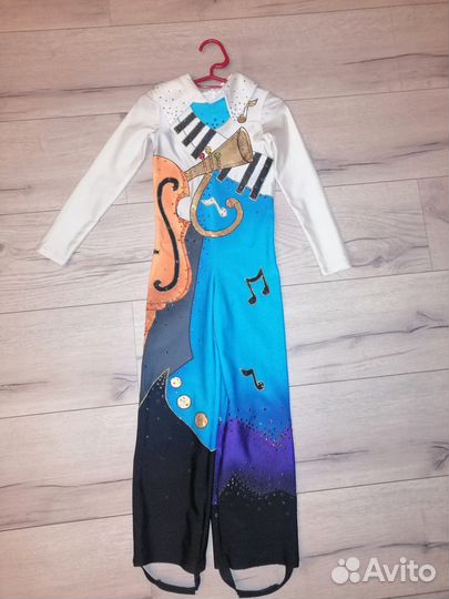 Костюм для выступлений по фигурному катанию