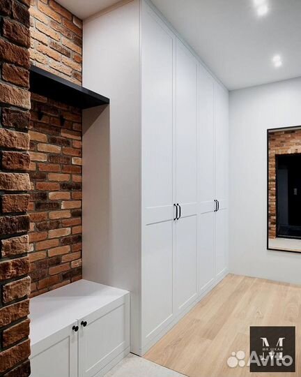 Шкаф распашной с полками