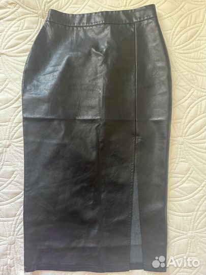 Кожаная юбка миди с разрезом