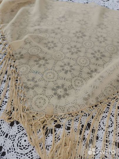 Светло бежевая косынка