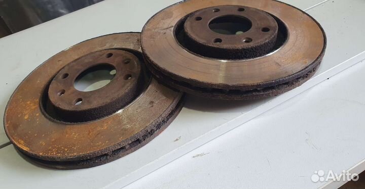 Два диска тормозные передние вентилируемые