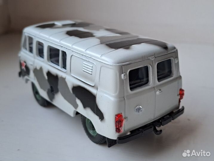 Модель УАЗ 39099 №05 Агат 1/43