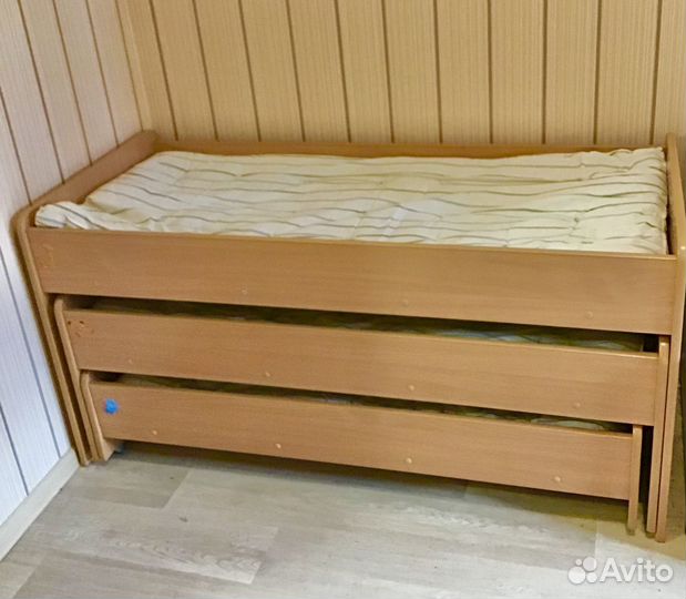 Кровать детская трехярусная выкатная