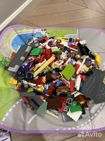 Lego россыпью с ковриком для игры и коробкой