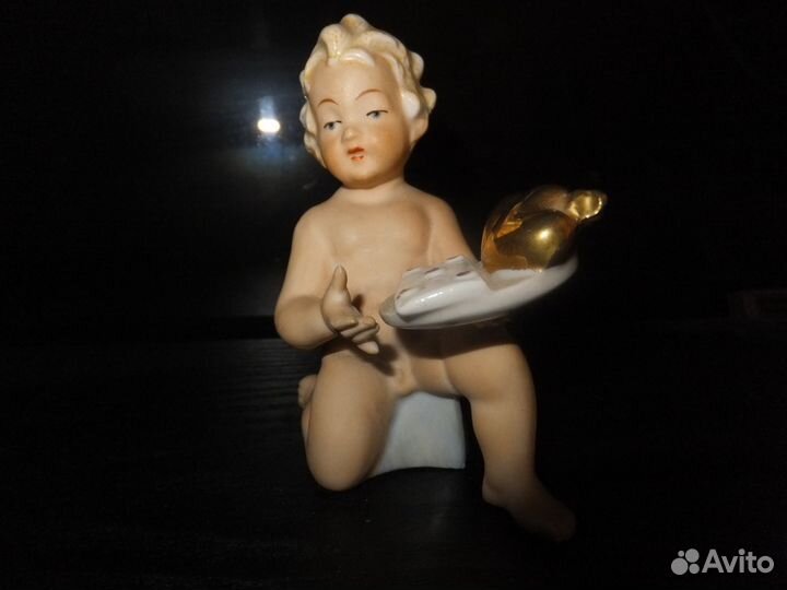 Фарфоровая статуэтка- Путти. N 9823