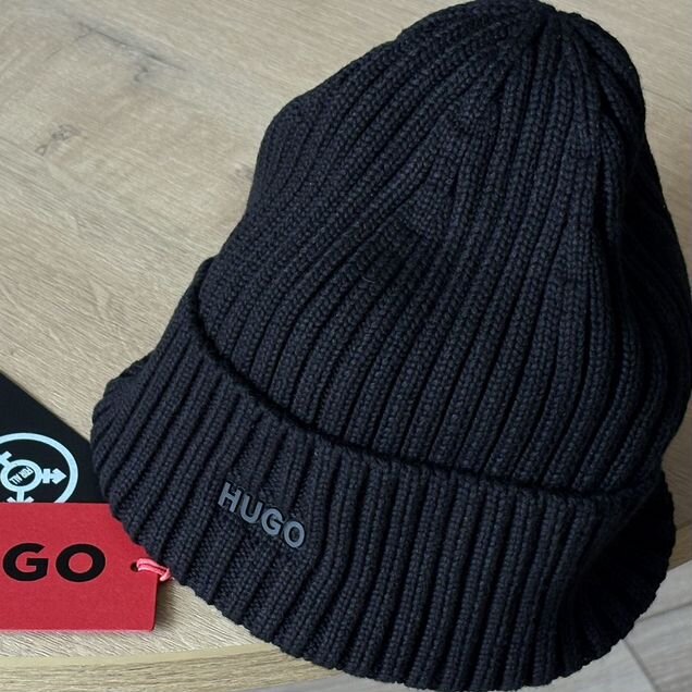 Выглядит дорого и аккуратно шапка Hugo