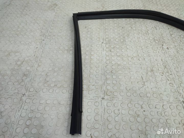 Уплотнитель стекла двери передний правый Лада