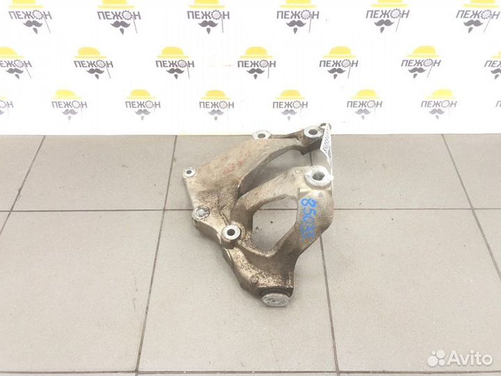 Кронштейн переднего рычага левый Honda Civic