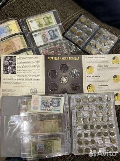 Коллекция монет и купюр