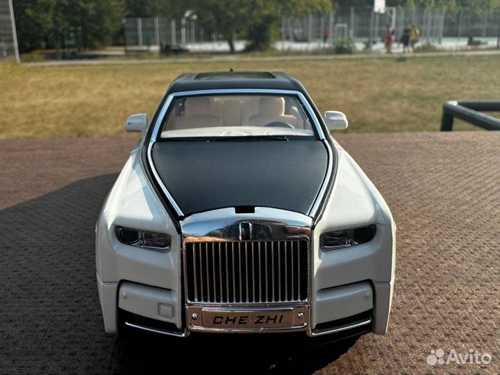 Модель автомобиля Rolls-Royce Phantom металл