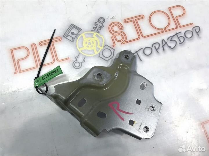 Кронштейн переднего крыла правый Toyota prius ZVW