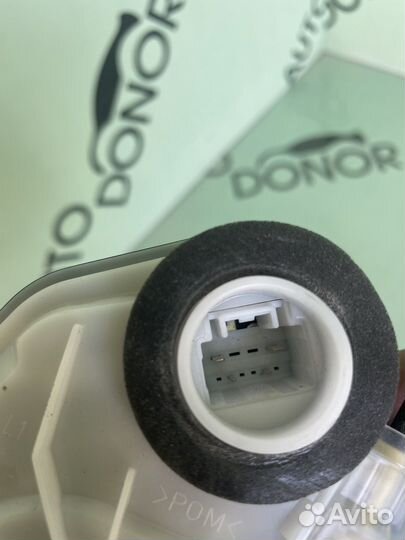 Замок задней левой двери toyota rav 4 xa50