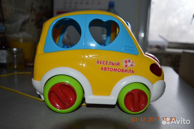 Веселый автомобиль-каталка