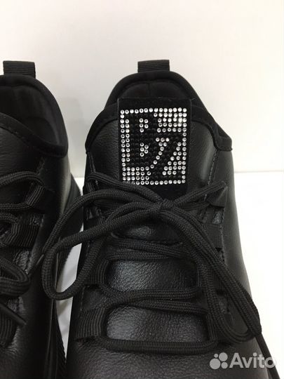 Кроссовки женские