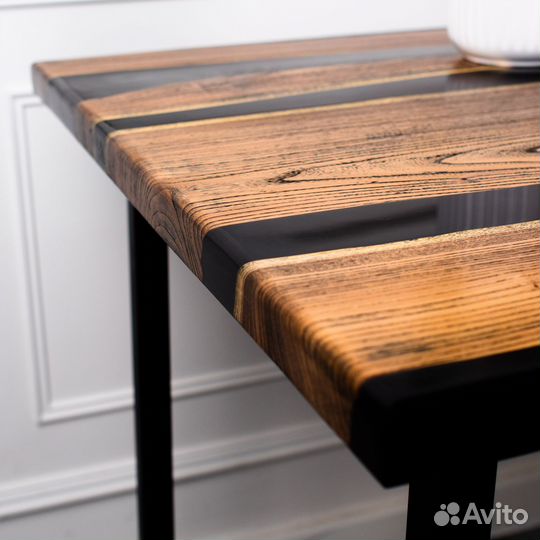 Кухонный стол из эпоксидной смолы и дерева