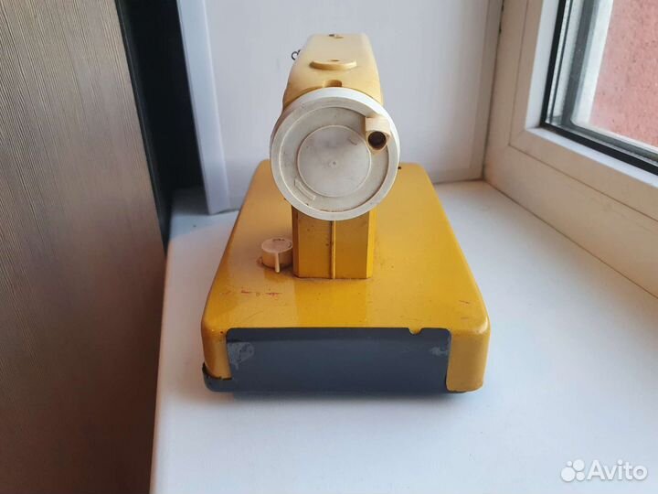 Игрушечная швейная машина СССР