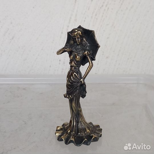 Бронзовая статуэтка девушка с зонтом литьё