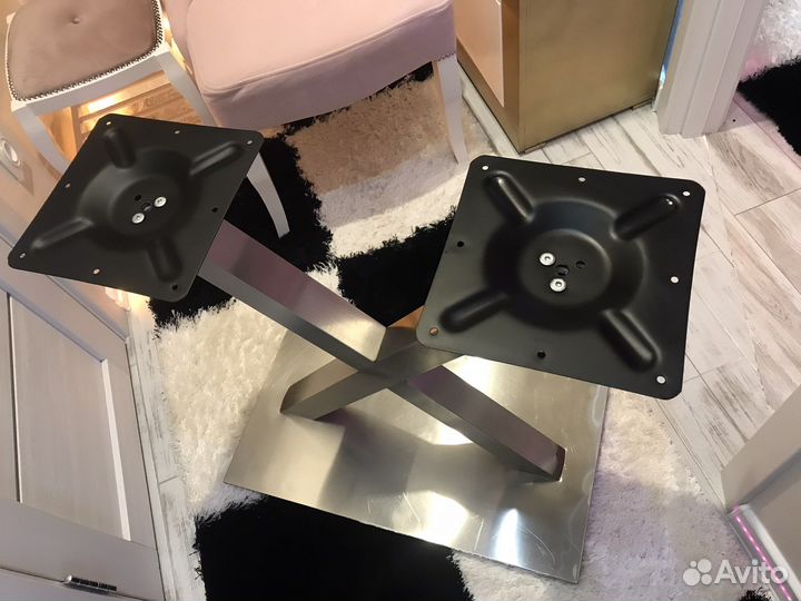 Подстолье из нержавеющей стали очень красиво