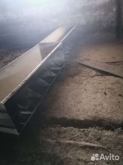 Бункерная кормушка для свиней