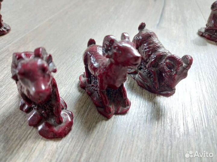 Фигурки из смолы красного дерева