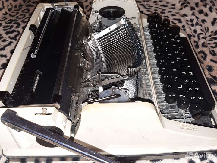 Портативная механическая пишущая машинка