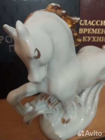 Фарфоровая статуэтка конь златогривый